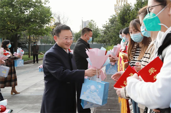 旺苍县举行支援利州抗疫勇士平安凯旋欢迎仪式